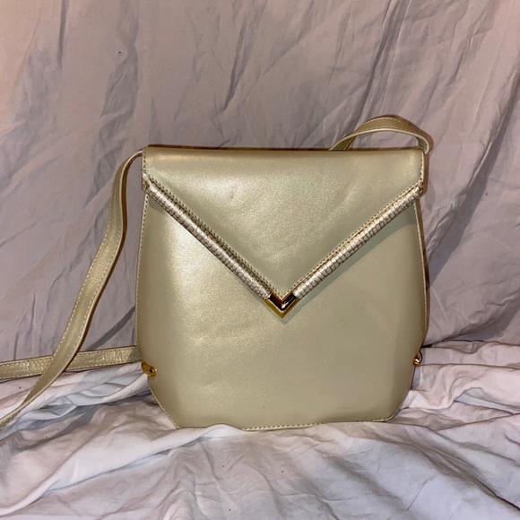 Silvery white bross body with gold details - Picture 2 of 3